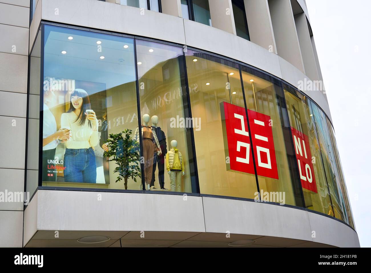 Japanischer UNIQLO-Store an der Einkaufsmeile Schadowstraße in der  Düsseldorfer Innenstadt. UNIQLO ist nach Umsatz der größte  Bekleidungshändler in Japan Stockfotografie - Alamy