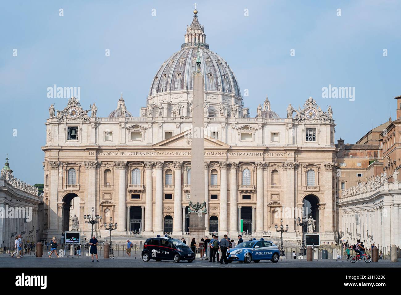 Rom, Italien - 29 2021. September: Ruhige Szenerie mit der Morgensonne über dem Petersplatz und der Petersbasilika in der Vatikanstadt. Stockfoto