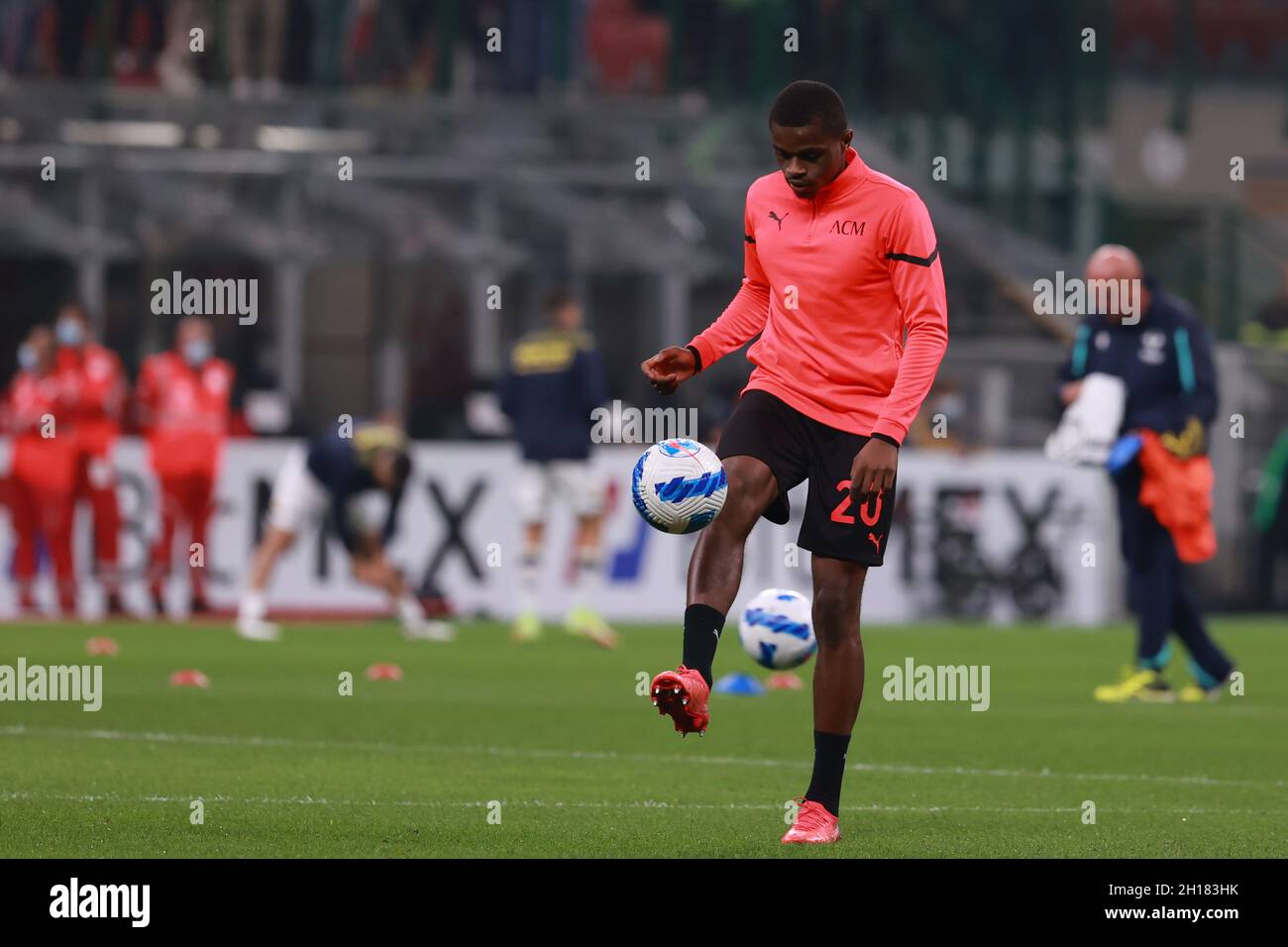 Pierre Kalulu vom AC Mailand erwärmt sich während des Fußballspiels der Serie A 2021/22 zwischen dem AC Mailand und dem FC Hellas Verona am 16. Oktober 2021 im Giuseppe-Meazza-Stadion in Mailand, Italien Stockfoto