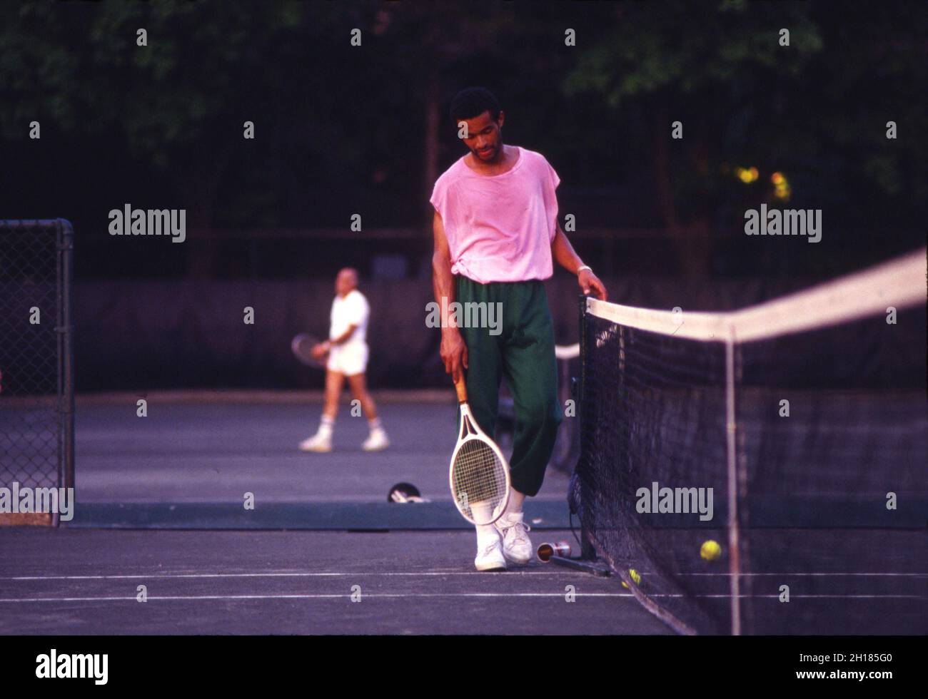 Yannick Noah praktiziert 1985 im West Side Tennis Club in Forest Hills. Stockfoto