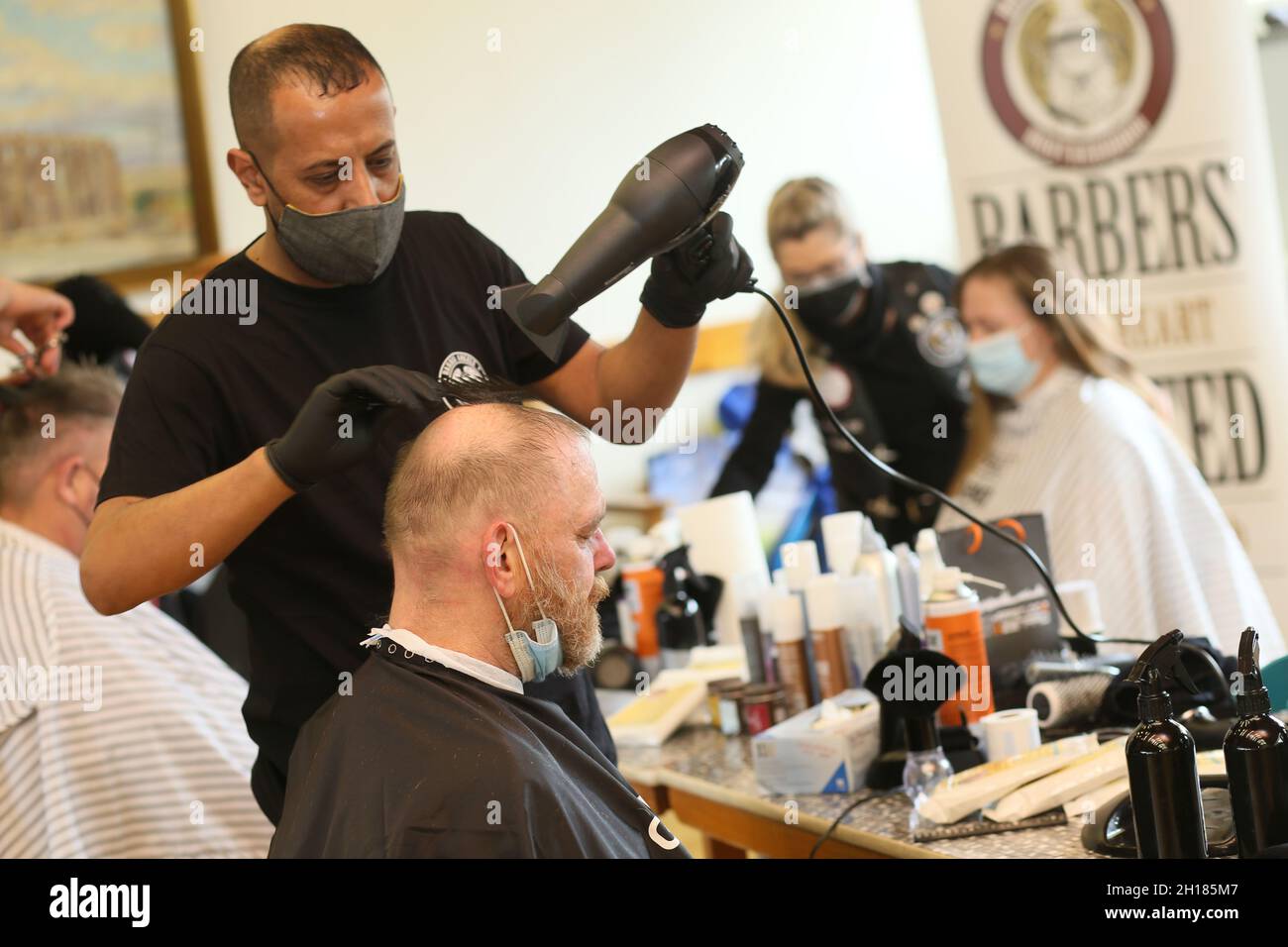Magdeburg, Deutschland. Oktober 2021. Ein Mann bekommt bei den Barber  Angels einen kostenlosen Haarschnitt. Die Barber Angels bieten kostenlose  Haarschnitte für Bedürftige an. Am Sonntag gab es rund 60 Anmeldungen für  den