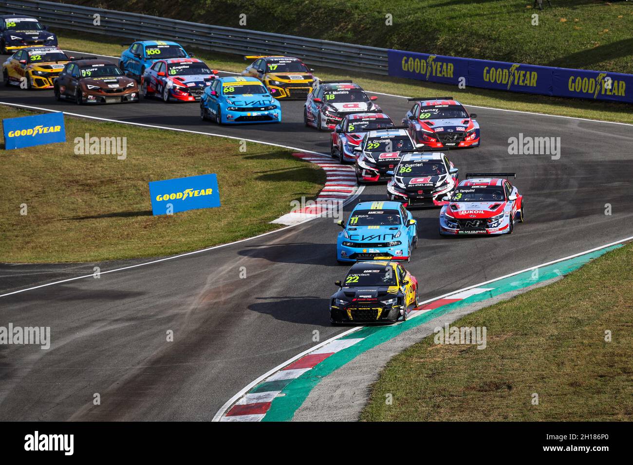 Start von Rennen 1: 22 Vervisch Frederic (bel), Comtoyou Team Audi Sport, Audi RS 3 LMS TCR (2021), 11 Bjork Thd (swe), Cyan Performance Lynk & Co, Lync & Co 03 TCR, 03 Tarquini Gabriele (ita), BRC Hyundai N Lukoil Squadra Corse, Hyundai Elantra N TCR, Action während des FIA WTCR Race 2021 in Frankreich, 6. Runde des FIA World Touring Car Cup 2021, auf dem Circuit Pau-Arnos, vom 16. Bis 17. Oktober 2021 in Arnos, Frankreich - Foto: Florent Gooden/DPPI/LiveMedia Stockfoto