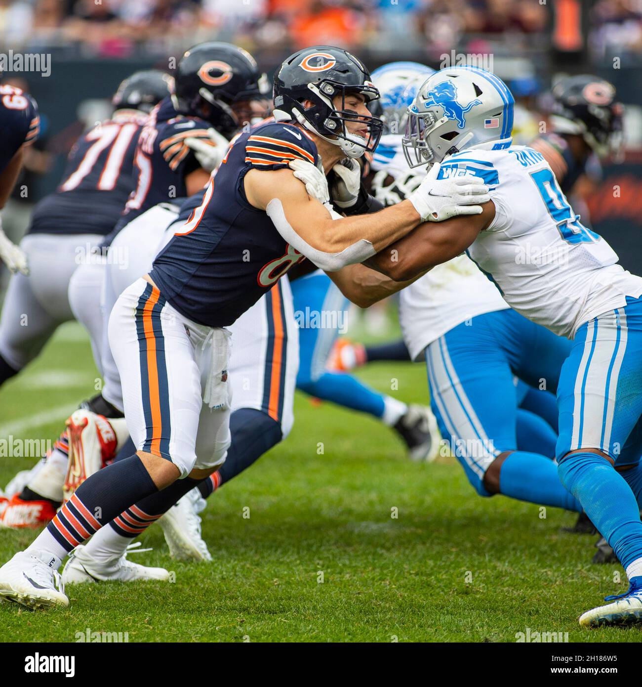 03. Oktober 2021: Chicago, Illinois, USA - Bears #85 Cole Kmet and Lions #95 Romeo Okwara in Aktion während des NFL-Spiels zwischen den Detroit Lions und den Chicago Bears im Soldier Field in Chicago, IL. Fotograf: Mike Wulf Stockfoto