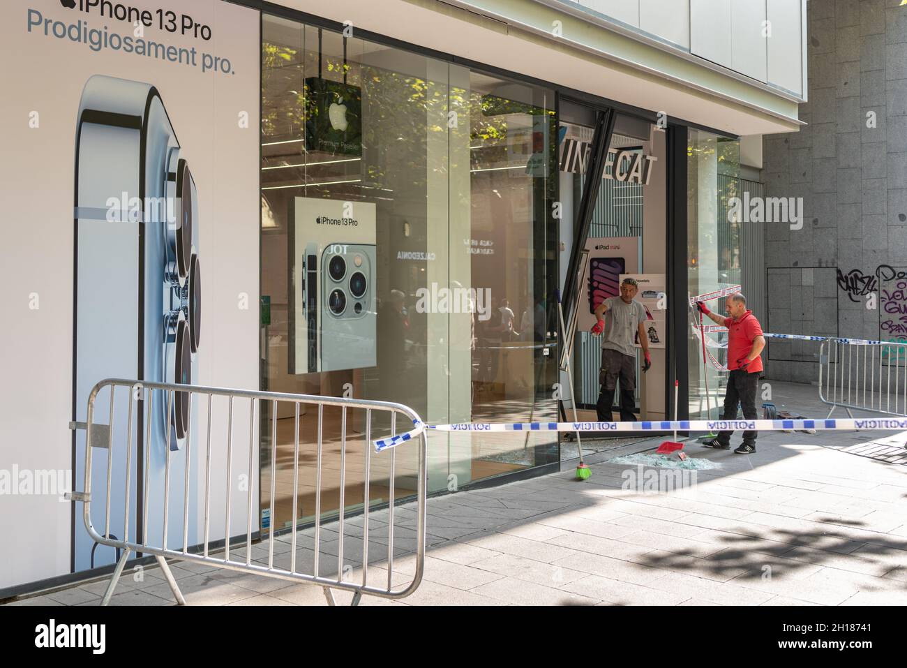 Sabadell - Katalonien, SPANIEN - 17. Oktober 2021: Reinigungsschäden durch den Betreiber, die durch versuchten Raub im Apple Store verursacht wurden Stockfoto