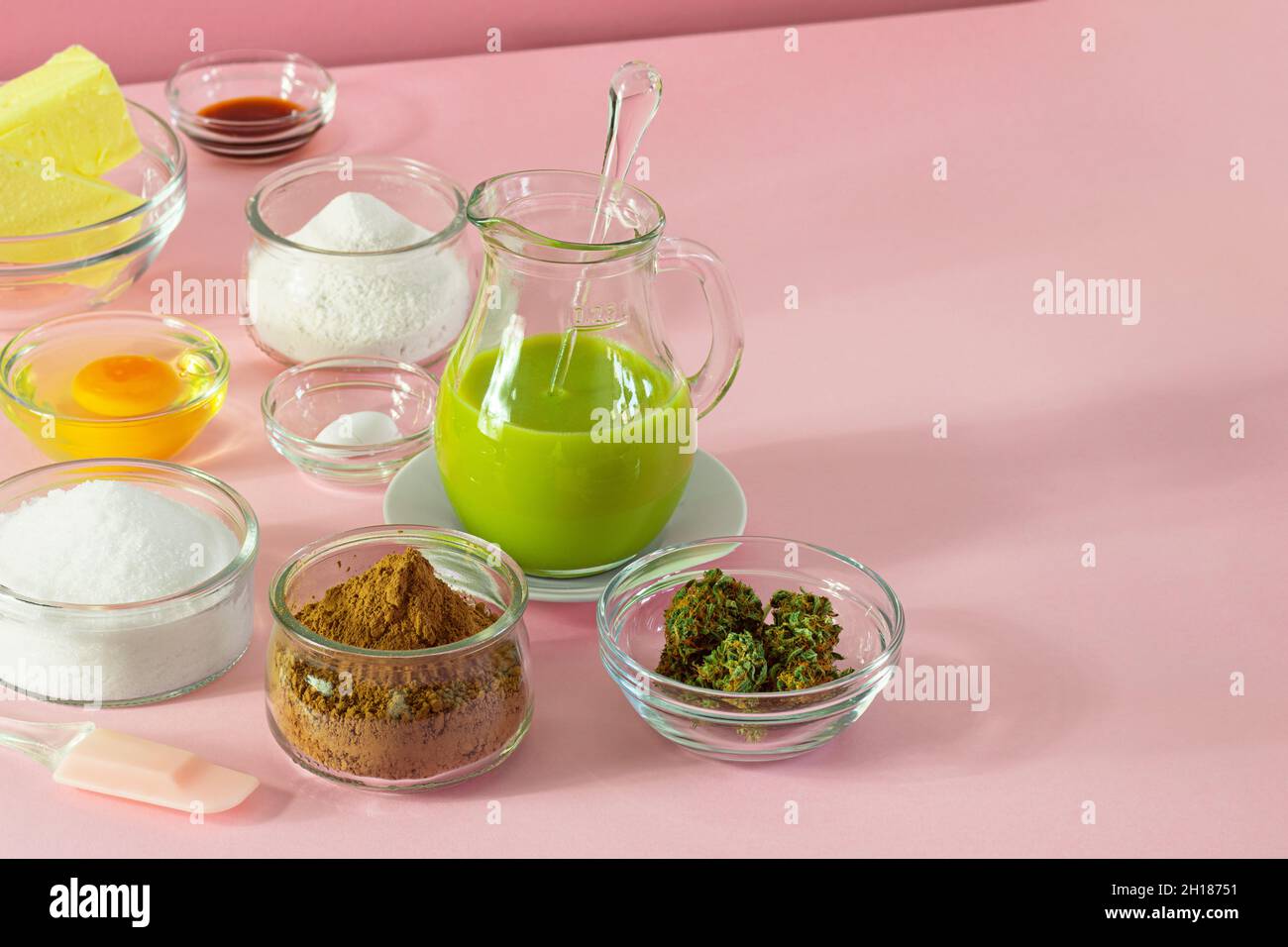 Zutaten Einschließlich Cannabis Infused Butter Zum Backen Von Marihuana Schokolade Brownies Auf Minimalistischen Rosa Hintergrund Stockfoto