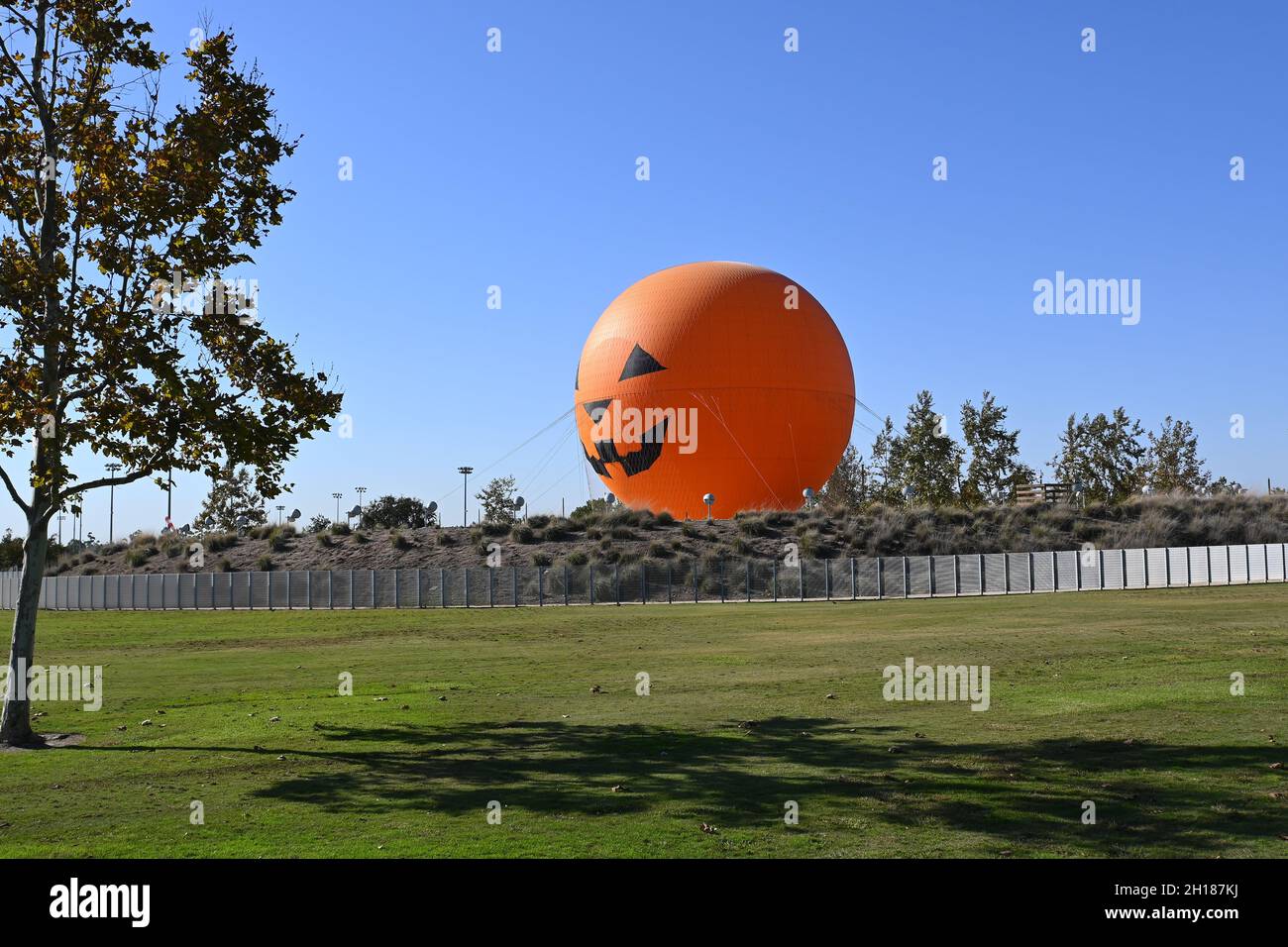 IRVINE, KALIFORNIEN - 15 Okt 2021: Die Great Park Balloon Ride, vom Palm Court aus gesehen und für Halloween dekoriert, ist eine der größten Heliumkugel Stockfoto