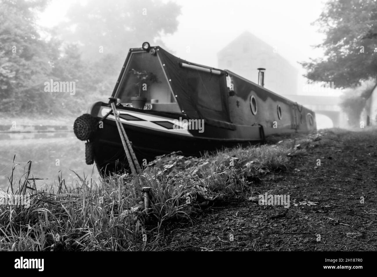 Monochrom von schönen Schmalboot im Nebel gesehen frühen nebligen Morgen im Dorf Blisworth in Northamptonshire, aufgenommen am 9. Oktober 2021. Stockfoto