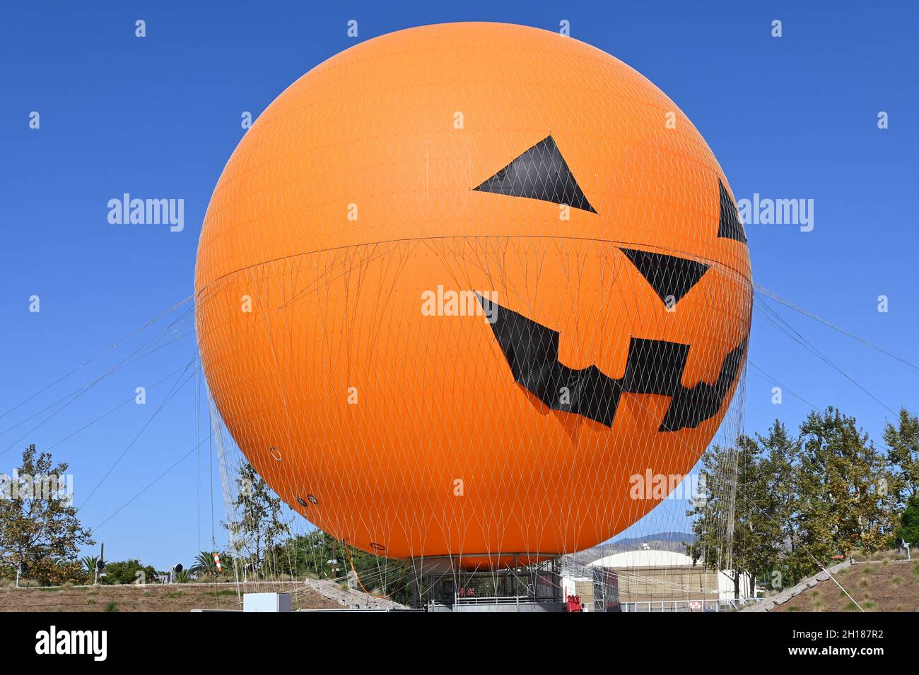 IRVINE, KALIFORNIEN - 15 Okt 2021: Die Great Park Balloon Ride, vom Palm Court aus gesehen und für Halloween dekoriert, ist eine der größten Heliumkugel Stockfoto