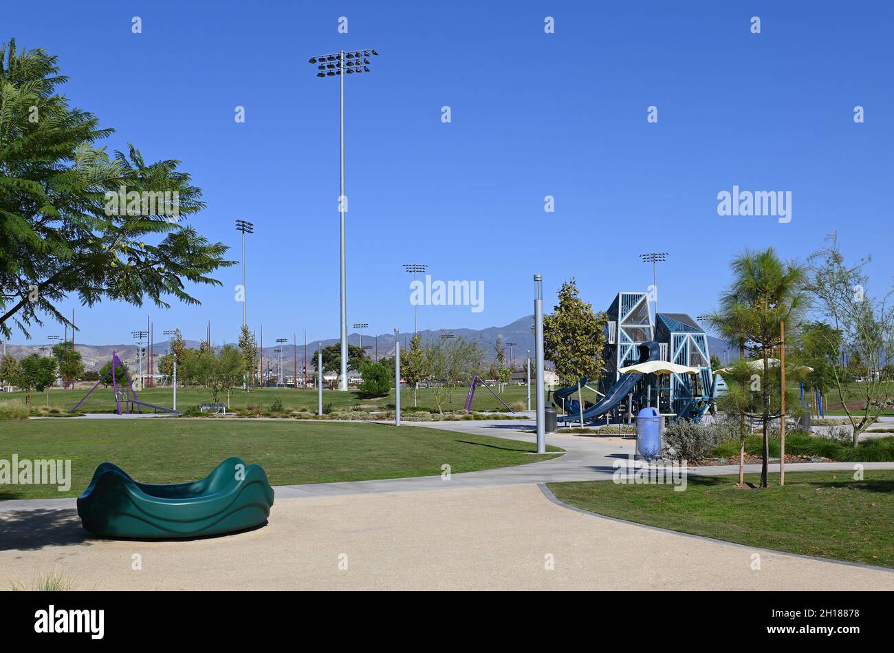 IRVINE, KALIFORNIEN - 15 Okt 2021: Der Kinderspielplatz mit verschiedenen Geräten für kleine Kinder. Stockfoto