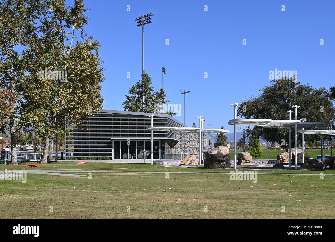 IRVINE, KALIFORNIEN - 15 Okt 2021: Besucherzentrum und Kids Rock Playground im Orange County Great Park. Stockfoto