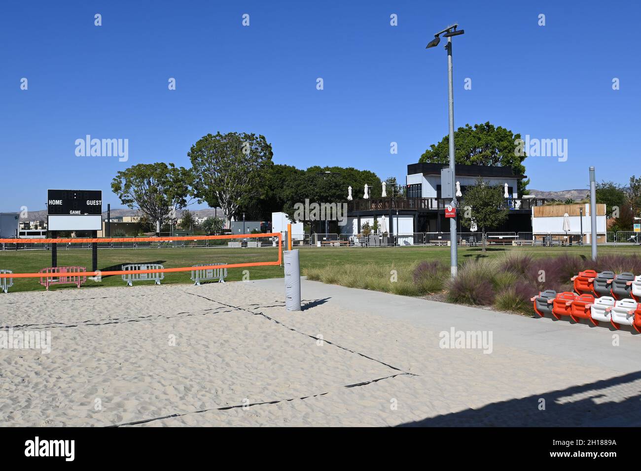 IRVINE, KALIFORNIEN - 15 Okt 2021: Sand-Volleyball-Stadion im Orange County Great Park. Stockfoto