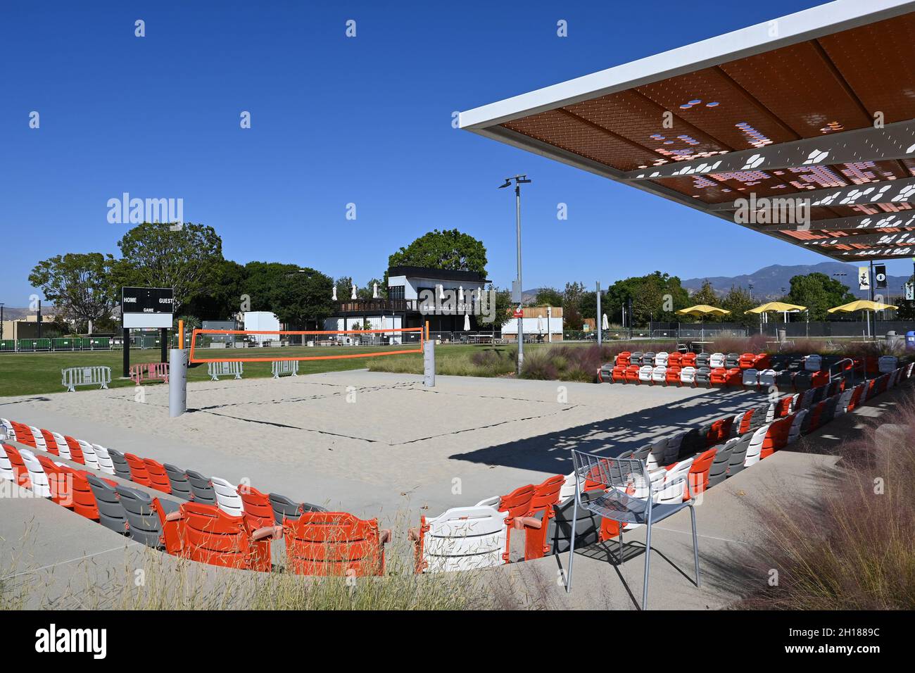 IRVINE, KALIFORNIEN - 15 Okt 2021: Sand-Volleyball-Stadion im Orange County Great Park. Stockfoto