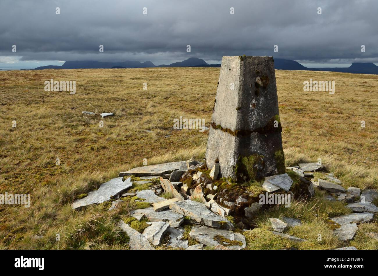 Eine Trig-Säule der British Ordnance Survey auf dem Hügel Meall an Fhuarain, schottische Highlands, Großbritannien. Stockfoto