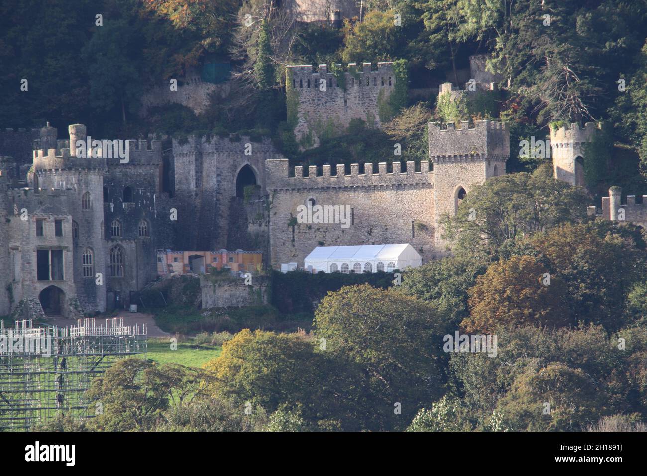 Gwrych Castle Abergele North Wales. In den letzten Wochen des Baus auf Schloss Gwrych zeigen Aufnahmen des Schlosses behelfsmäßige Strukturen, die ein Buschtucker-Versuch sein könnten Stockfoto