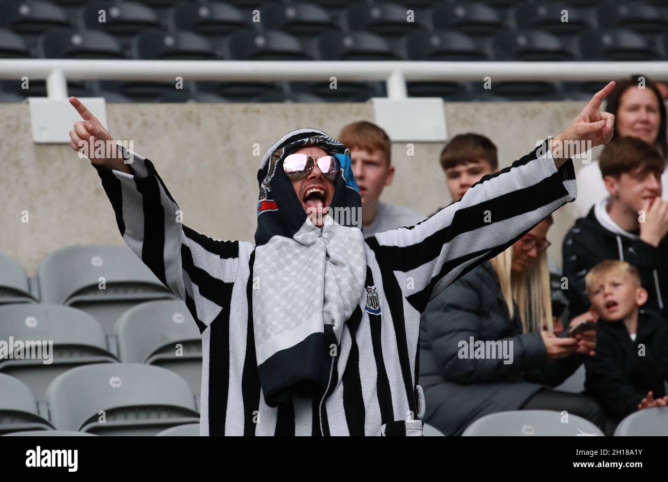 Newcastle, Großbritannien. Oktober 2021. Newcastle-Fans kommen zum ersten Spiel seit der Übernahme durch Saudi-Arabien während des Spiels der Premier League im St. James's Park, Newcastle. Bildnachweis sollte lauten: Simon Bellis/Sportimage Kredit: Sportimage/Alamy Live News Stockfoto