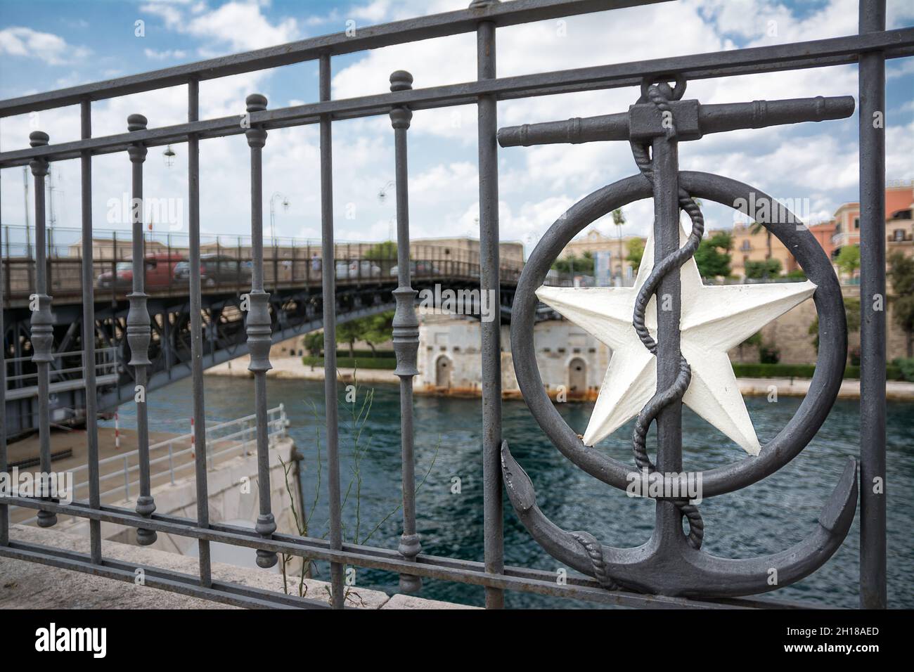 Das Geländer an der Uferpromenade der Stadt taranto, im Süden italiens, vor der Schaukelbrücke Stockfoto