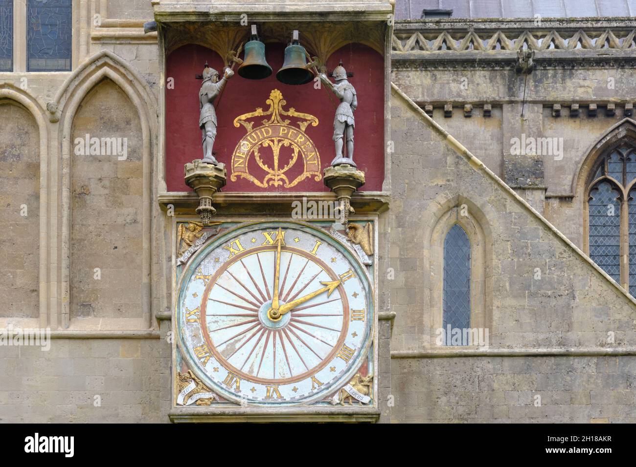 In der Nähe von Wells, einer kleinen Stadt in somerset, Großbritannien. Die astronomische Uhr auf dem Nordquerschiff der Wells Cathedral Stockfoto