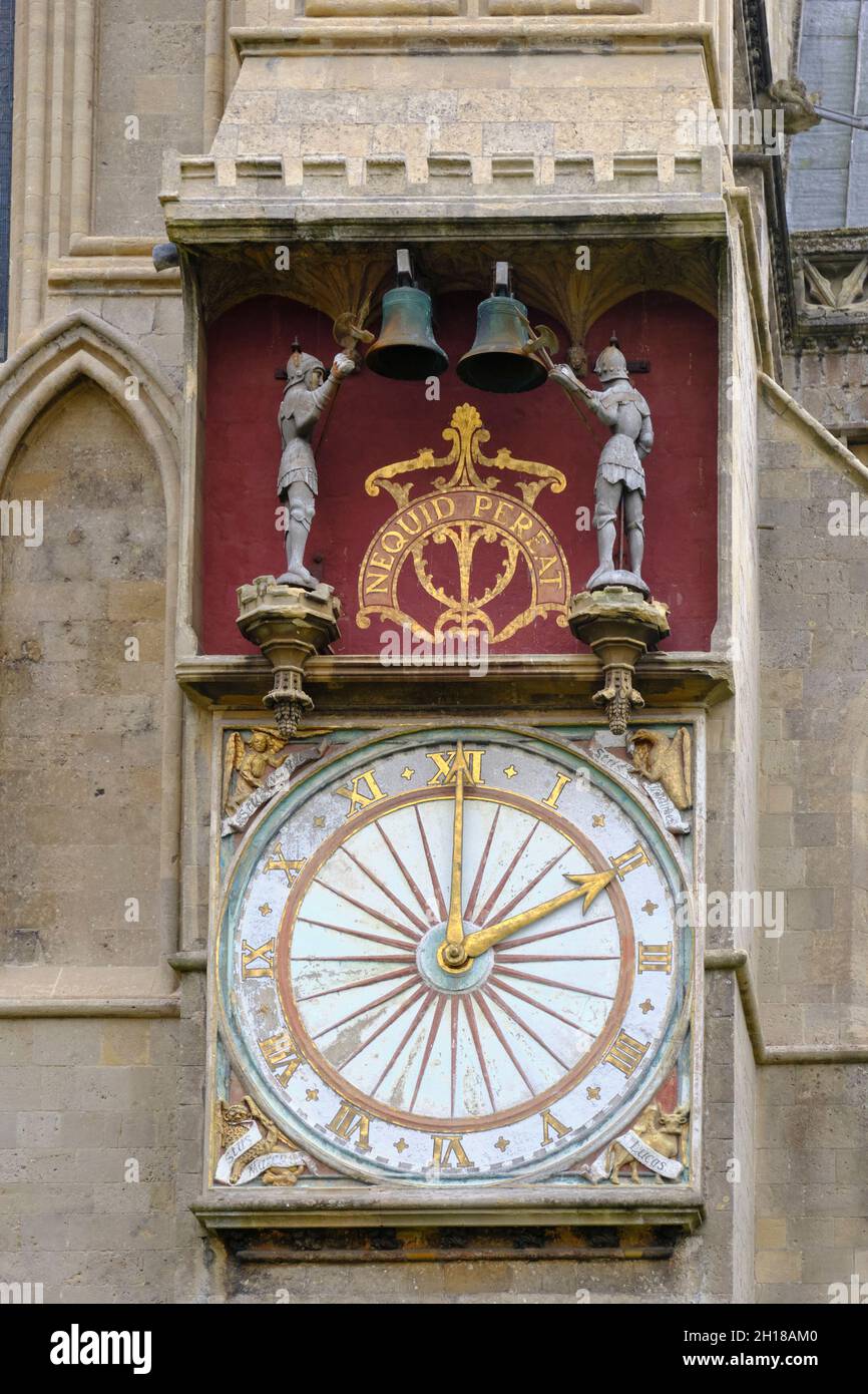 In der Nähe von Wells, einer kleinen Stadt in somerset, Großbritannien. Die astronomische Uhr auf dem Nordquerschiff der Wells Cathedral Stockfoto