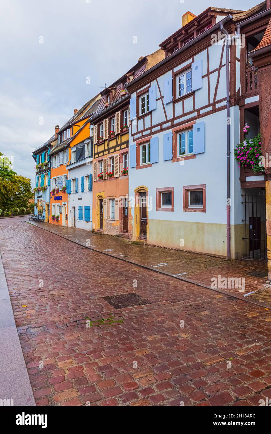 Colmar mit seinen traditionellen bunten Fachwerkhäusern im Elsass, Frankreich. Colmar ist eine Stadt und Gemeinde im Departement Haut-Rhin und in G Stockfoto