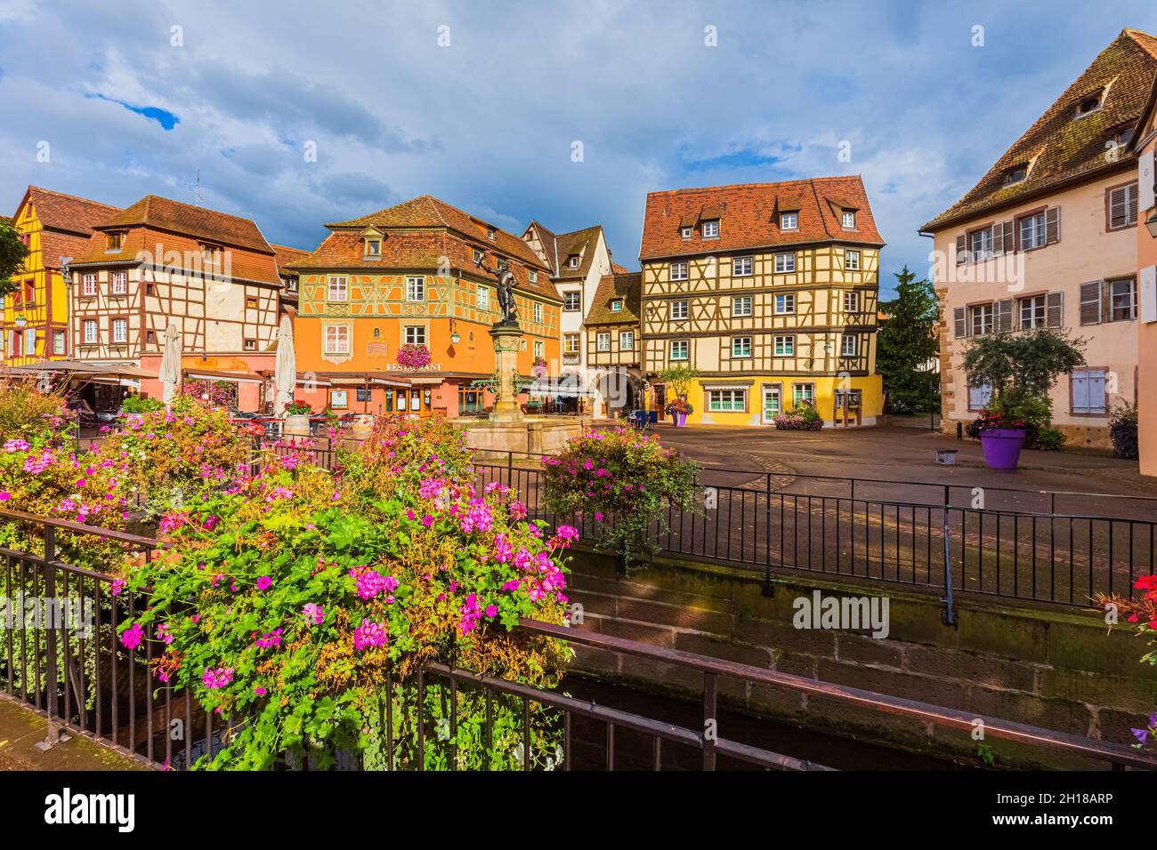 Colmar mit seinen traditionellen bunten Fachwerkhäusern im Elsass, Frankreich. Colmar ist eine Stadt und Gemeinde im Departement Haut-Rhin und in G Stockfoto