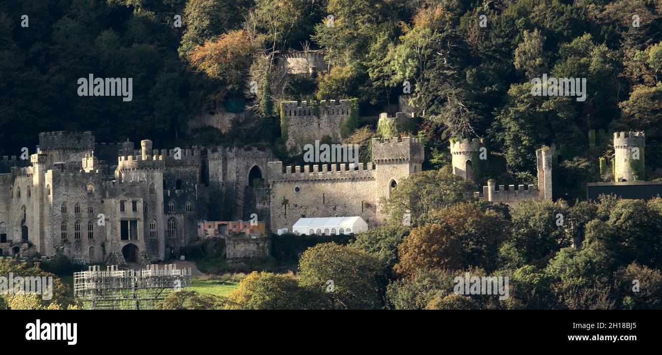 Gwrych Castle Abergele North Wales. In den letzten Wochen des Baus auf Schloss Gwrych zeigen Aufnahmen des Schlosses behelfsmäßige Strukturen, die ein Buschtucker-Versuch sein könnten Stockfoto