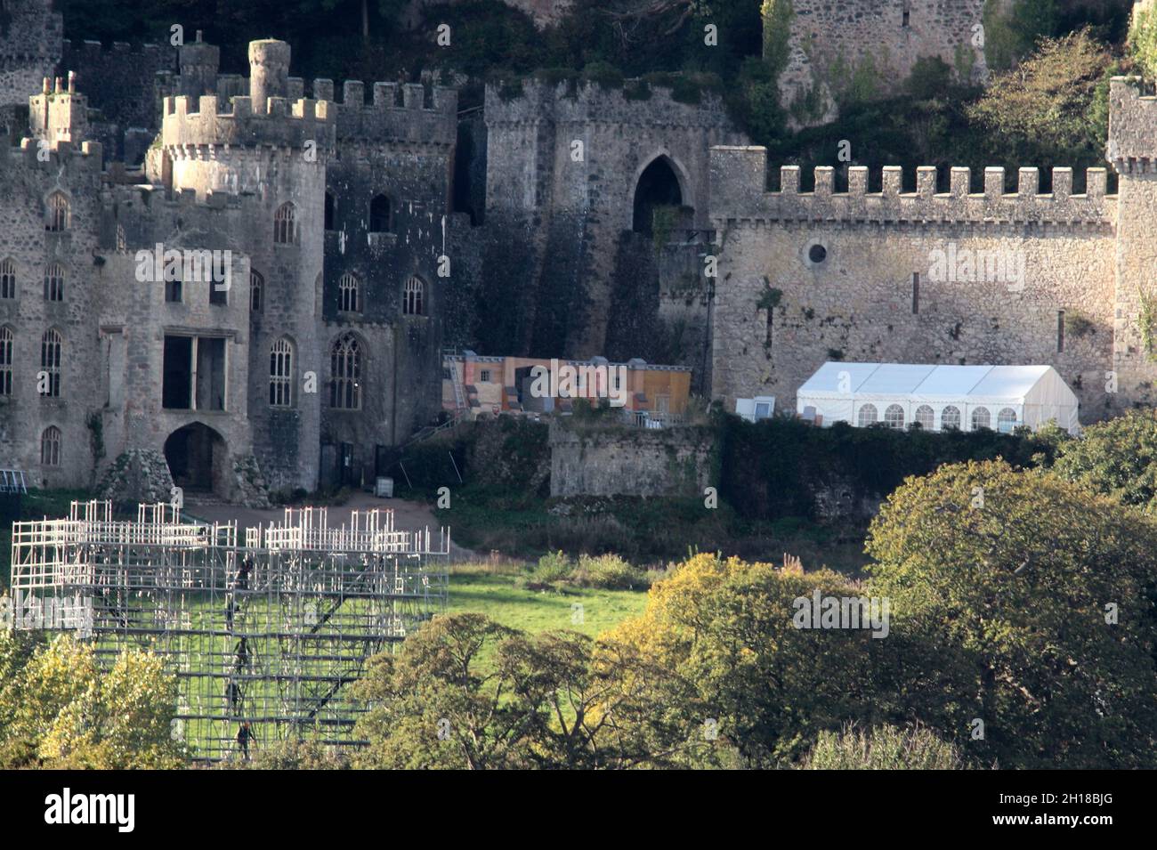 Gwrych Castle Abergele North Wales. In den letzten Wochen des Baus auf Schloss Gwrych zeigen Aufnahmen des Schlosses behelfsmäßige Strukturen, die ein Buschtucker-Versuch sein könnten Stockfoto