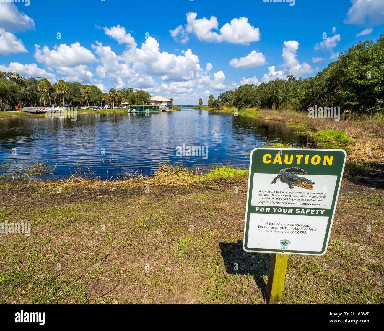 Vorsicht Alligator-Schild am Konzessionsgebiet des Myakka River State Park in der US-amerikanischen Provinz von Orlando, Florida Stockfoto