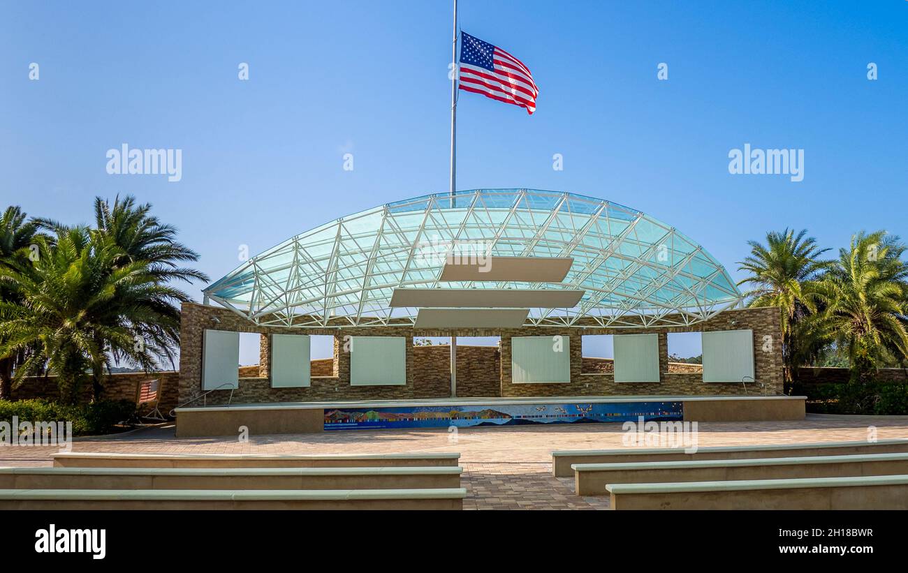 Das zeremonielle Amphitheater Patriot Plaza auf dem Nationalfriedhof von Arasota in Florida, USA Stockfoto
