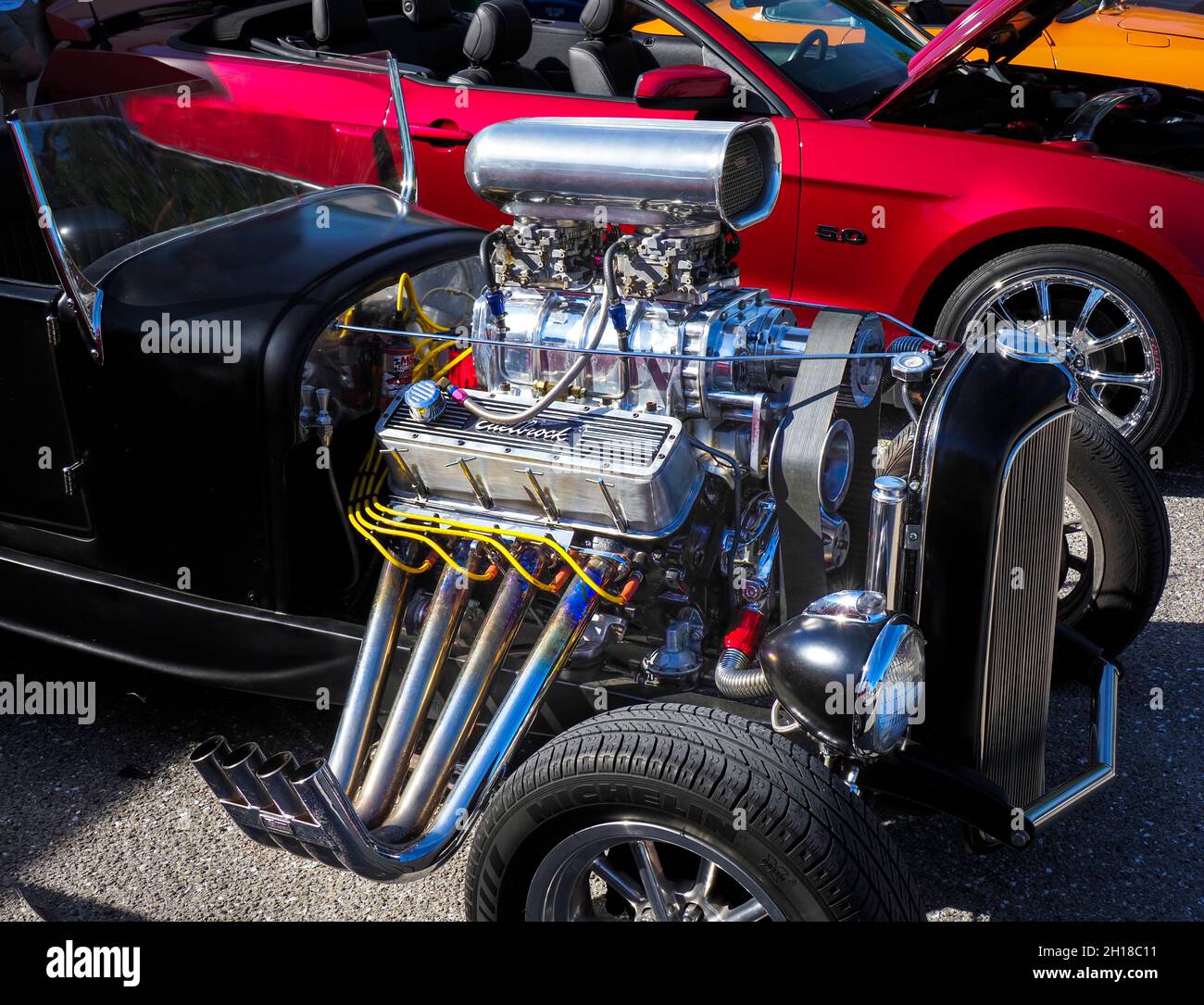 Verchromter, kraftvoller Motor in einem amerikanischen Custom Hot Rod Stockfoto