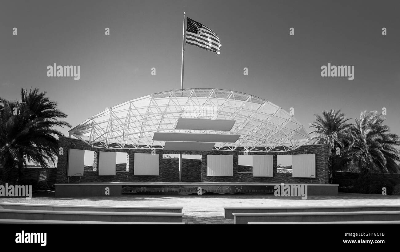 Schwarz-Weiß-Bild des zeremoniellen Amphitheaters Patriot Plaza auf dem Nationalfriedhof von Arasota in den USA Stockfoto