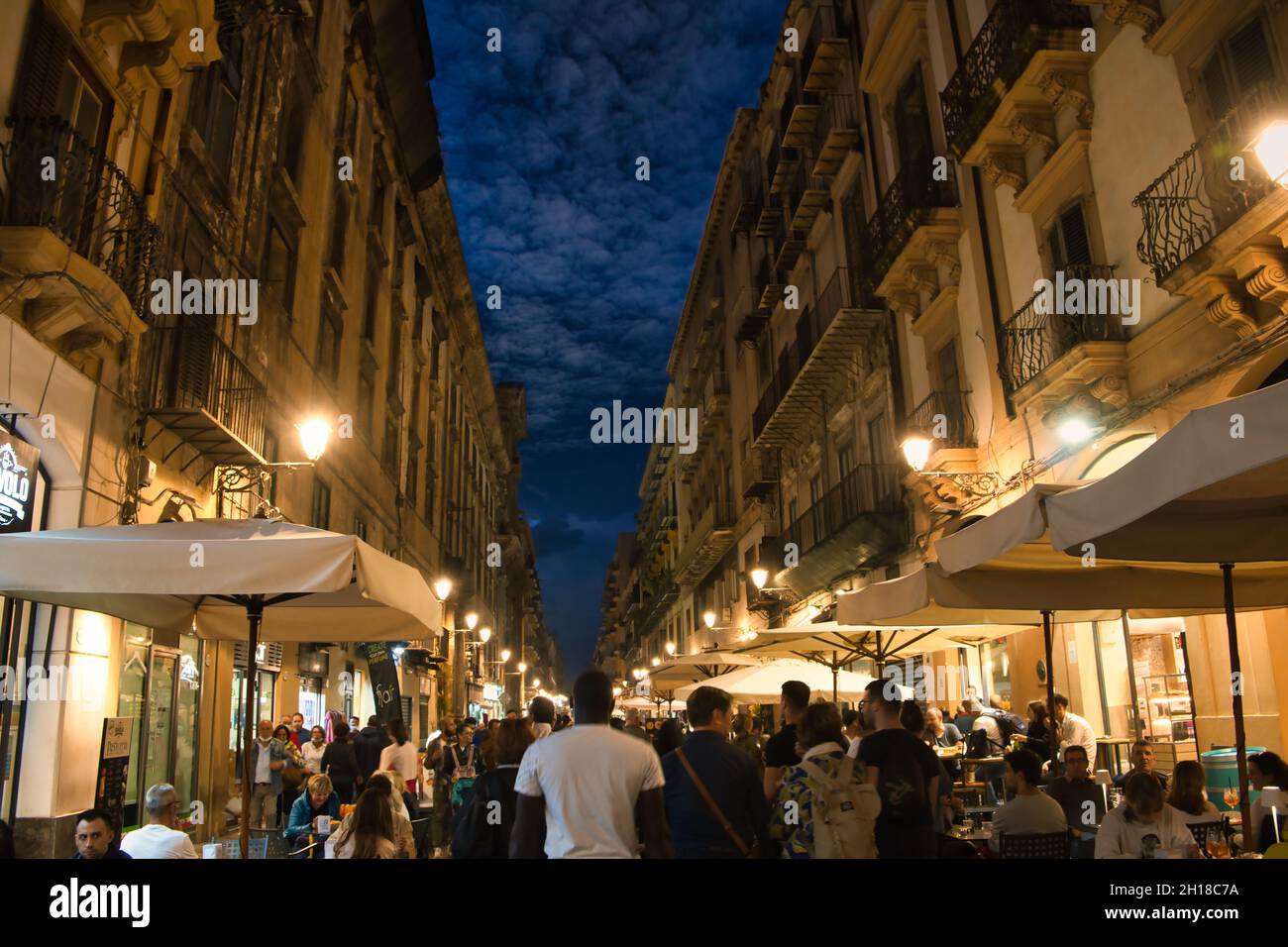 Nachtansicht der Via Maqueda in Palermo Stockfoto