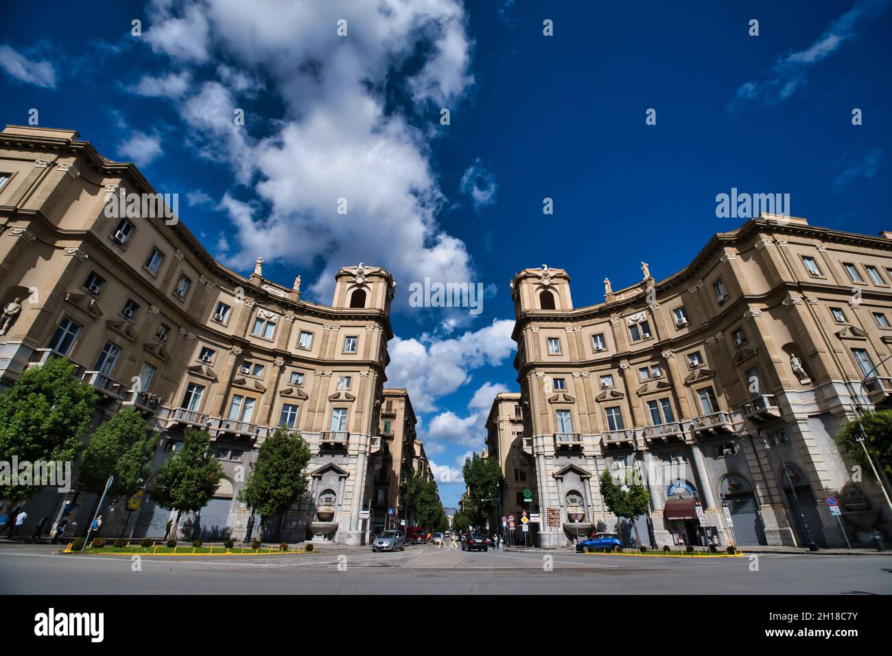 Blick auf den monumentalen Eingang der Via Roma in Palermo Stockfoto