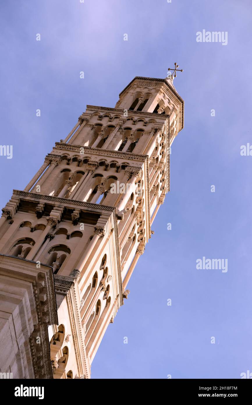 Kreativer Blick auf den Turm der Kathedrale St. Domnius in der Nähe des Diokletianpalastes in Split, Kroatien. Stockfoto