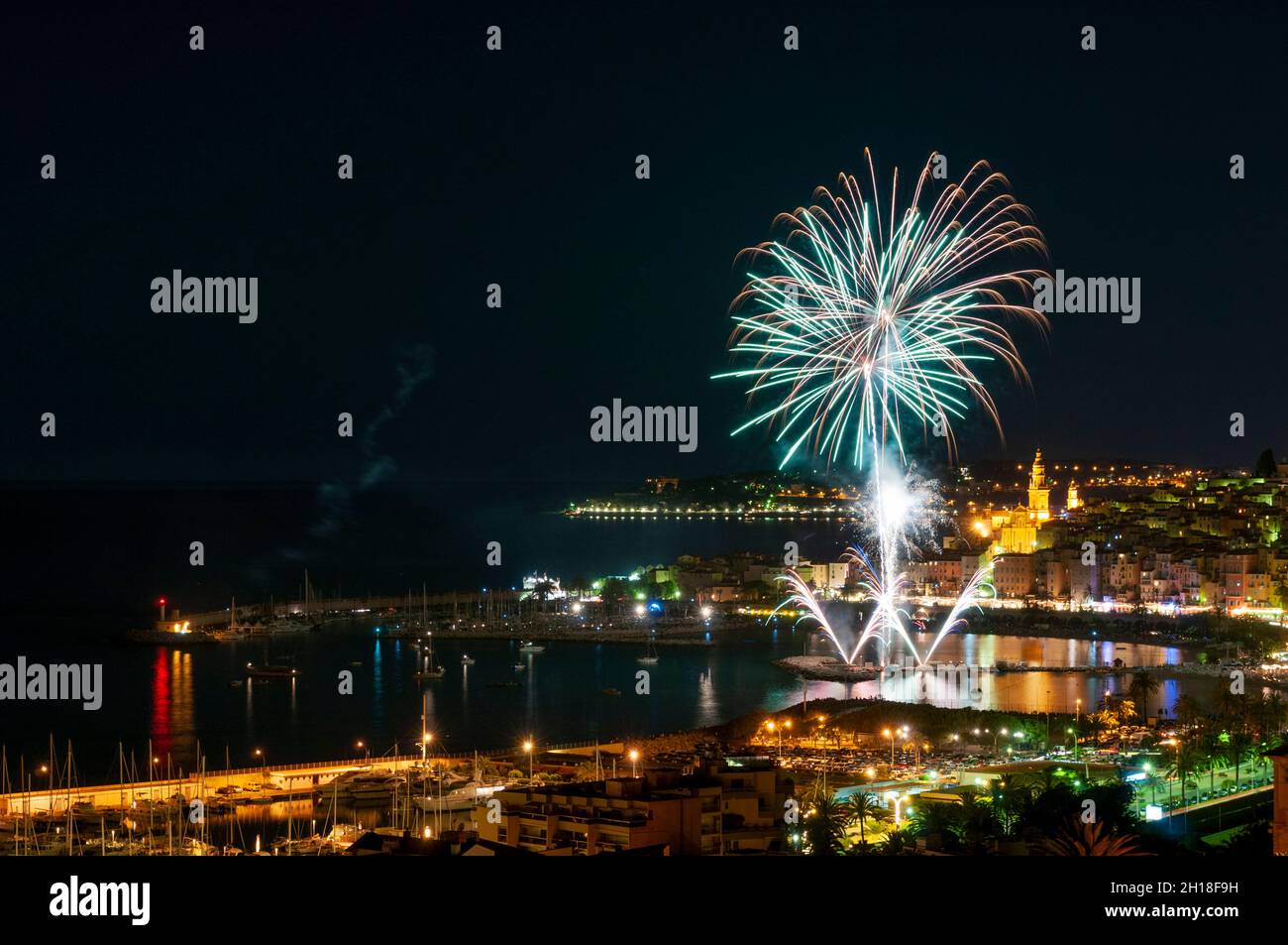 Das Feuerwerk am 14. Juli, das an den französischen Nationalfeiertag oder den Bastille-Tag erinnert. Menton, Provence Alpes Cote d'Azur, Frankreich. Stockfoto