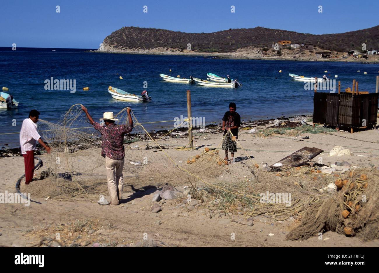 Fischer trocknen Netze am Strand, Sonora Bay, Mexiko Stockfoto