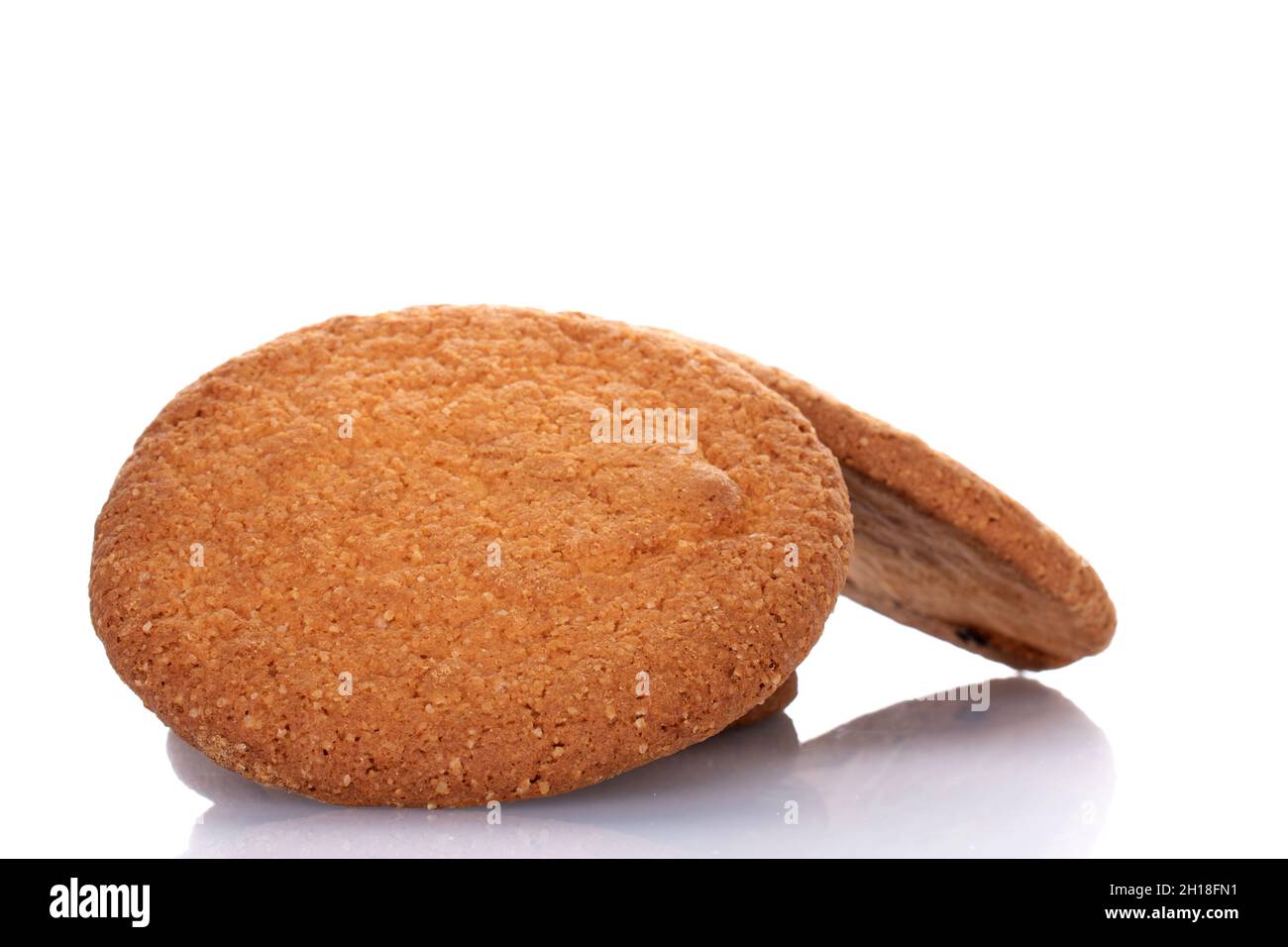 Mehrere frisch gebackene runde amerikanische Kekse, Nahaufnahme, isoliert auf Weiß. Stockfoto