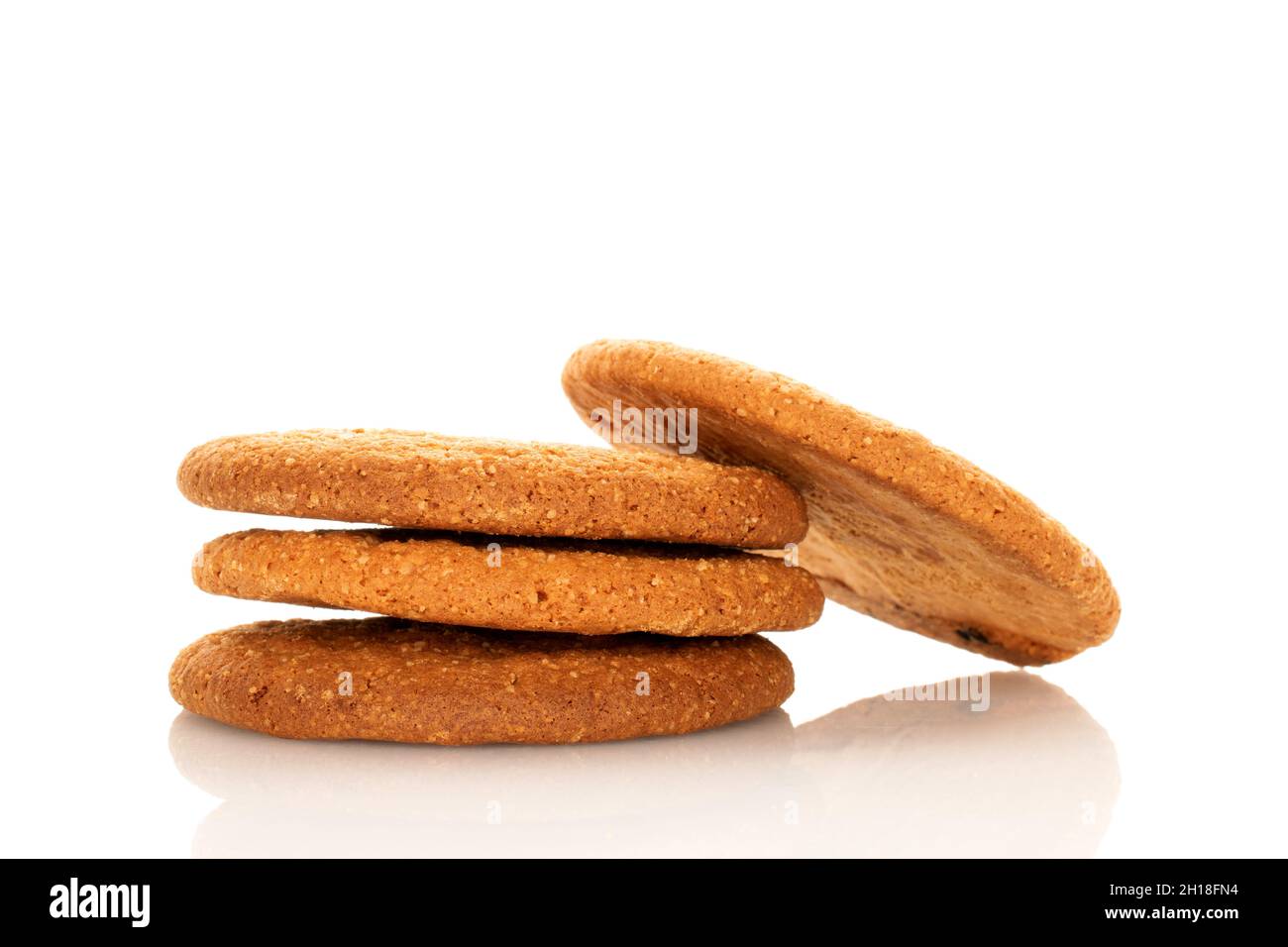 Mehrere frisch gebackene runde amerikanische Kekse, Nahaufnahme, isoliert auf Weiß. Stockfoto