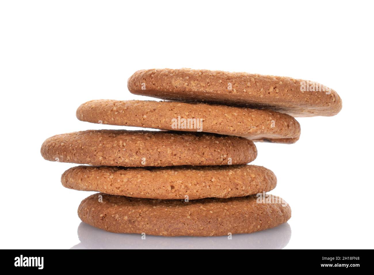 Mehrere frisch gebackene runde amerikanische Kekse, Nahaufnahme, isoliert auf Weiß. Stockfoto