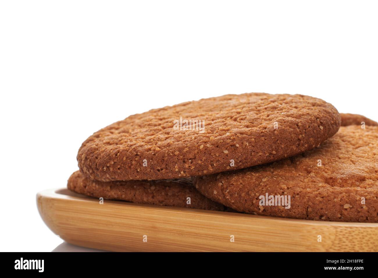 Mehrere frisch gebackene runde amerikanische Kekse, Nahaufnahme, isoliert auf Weiß. Stockfoto