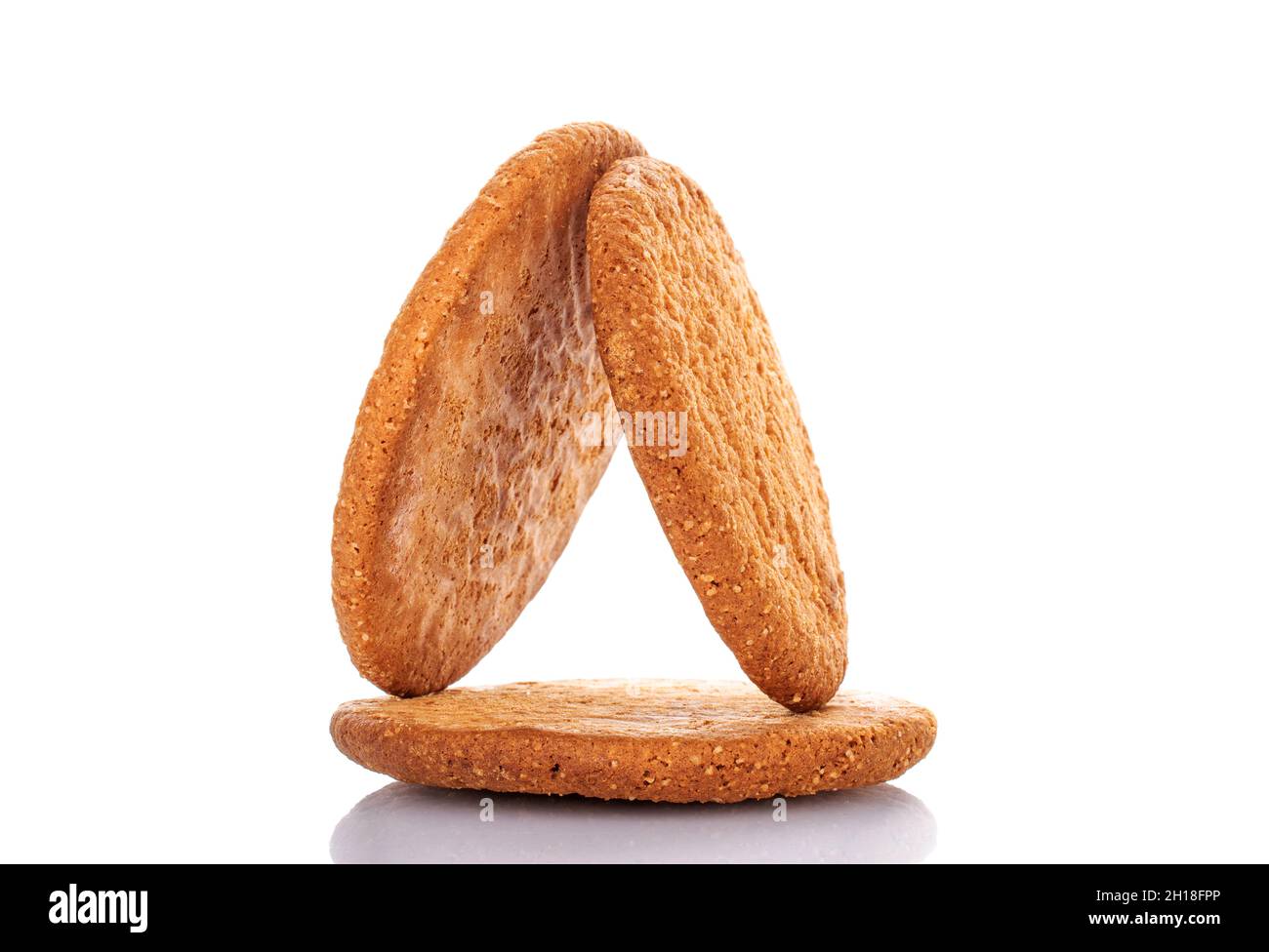 Drei frisch gebackene runde amerikanische Plätzchen, aus der Nähe, isoliert auf Weiß. Stockfoto