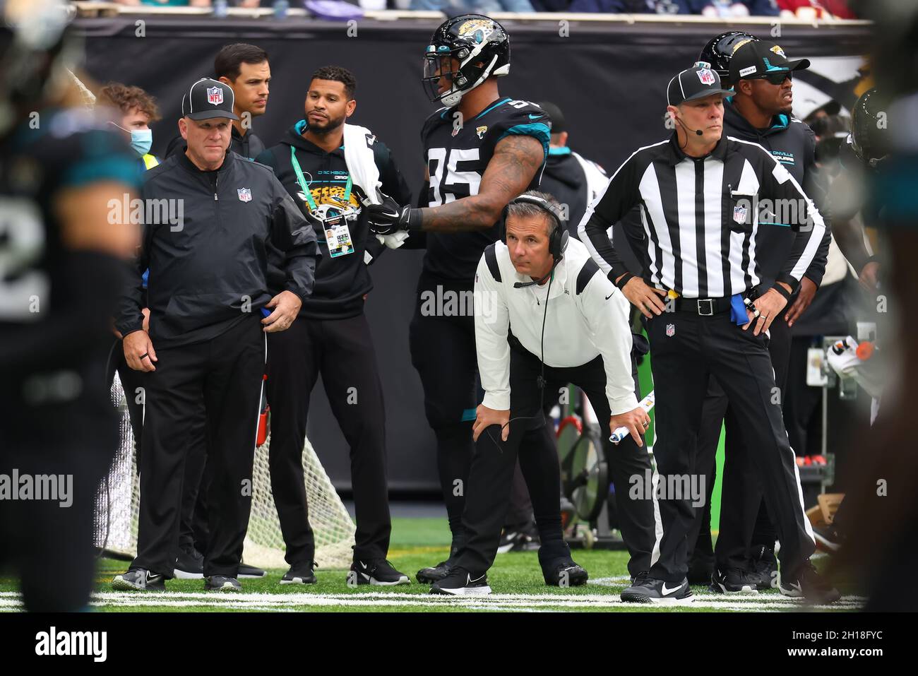 London, Großbritannien, 17. Oktober 2021; Tottenham Hotspur-Stadion, London, England; NFL UK Series, Miami Dolphins gegen Jacksonville Jaguars; Jacksonville Jaguars Cheftrainer Urban Meyer Uhren spielen Credit: Action Plus Sports Images/Alamy Live News Stockfoto