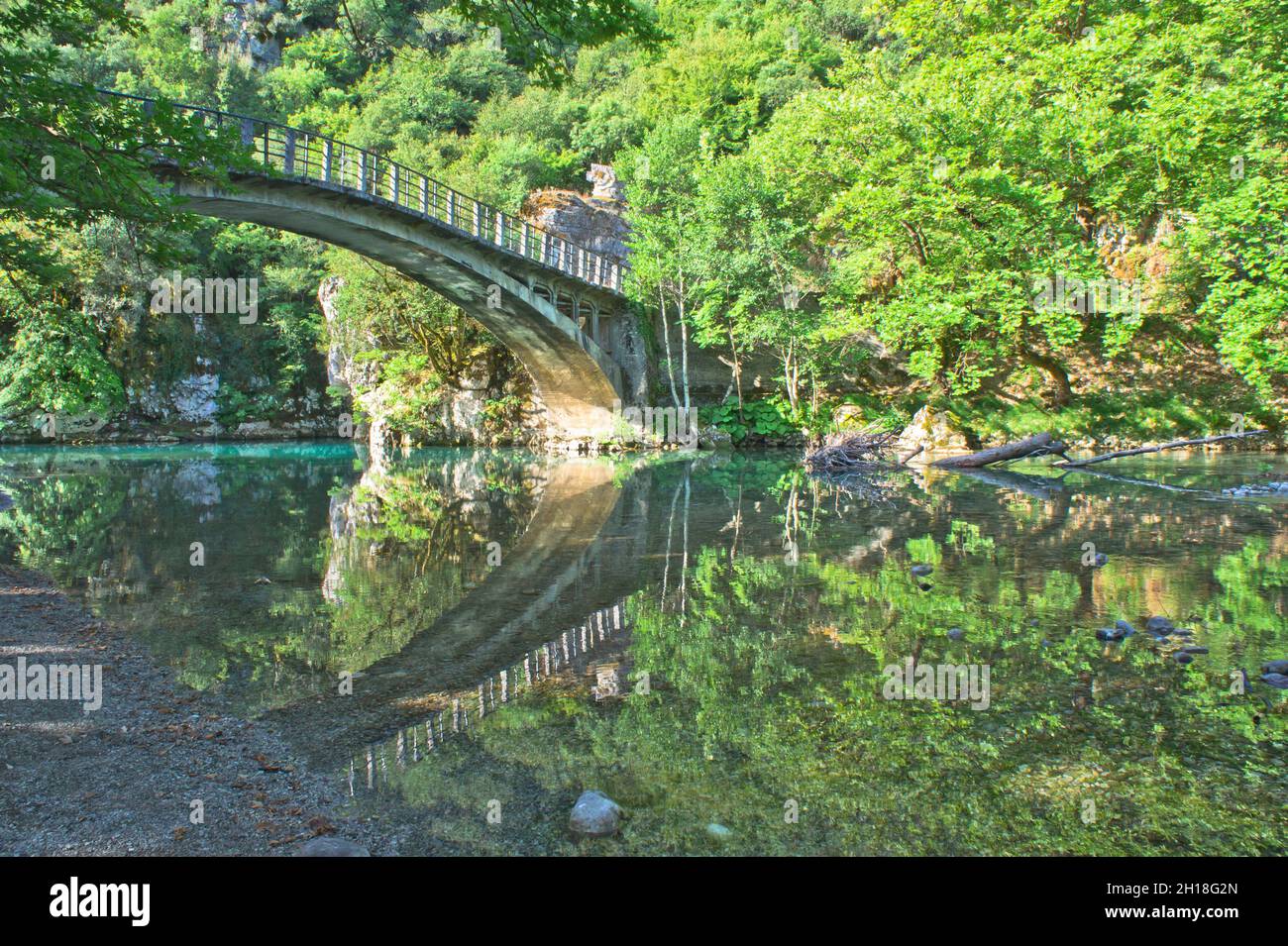 Alte Brücke, Naturlandschaft in Vikos - Aoos Nationalpark, Epirus, Griechenland, Europa Stockfoto