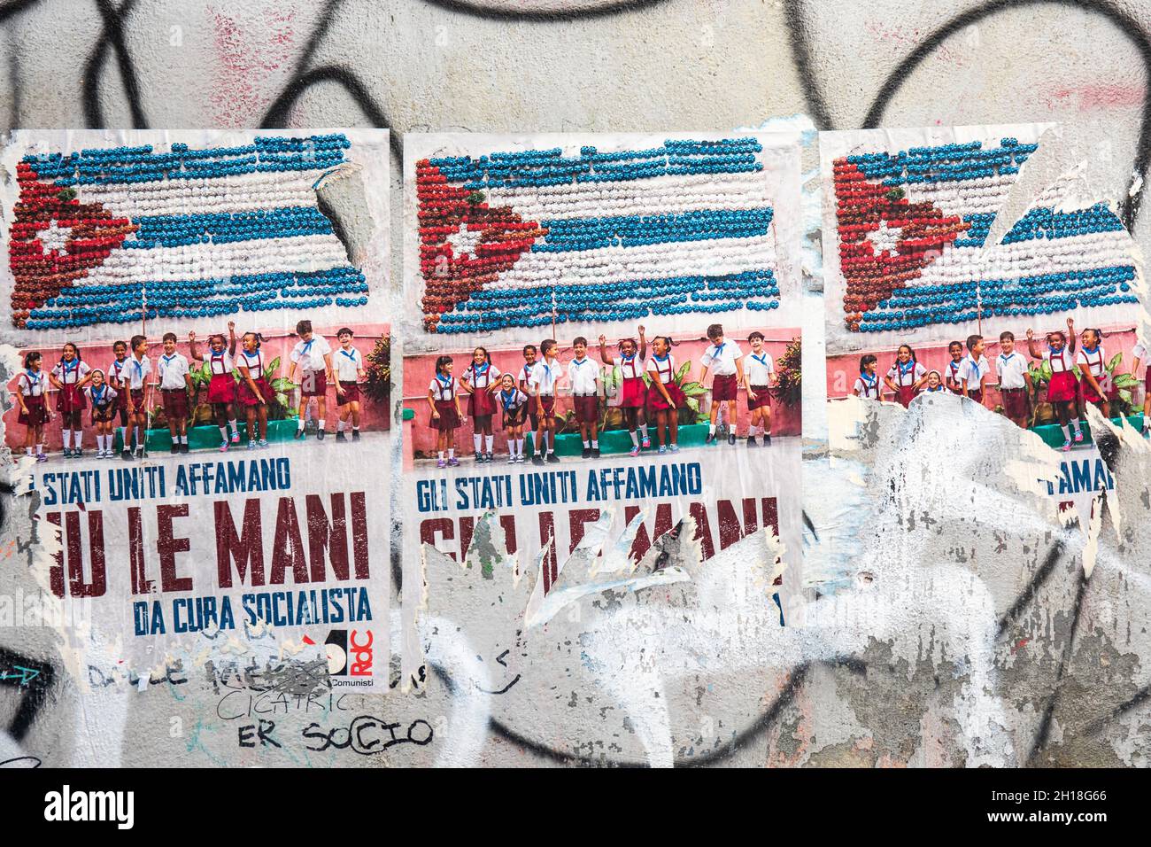 Gli Stati Uniti Affamano Giu le Mani da Cuba Socialista. Zerrissene politische Weizenplakate an der Wand in Rom, Italien. Stockfoto