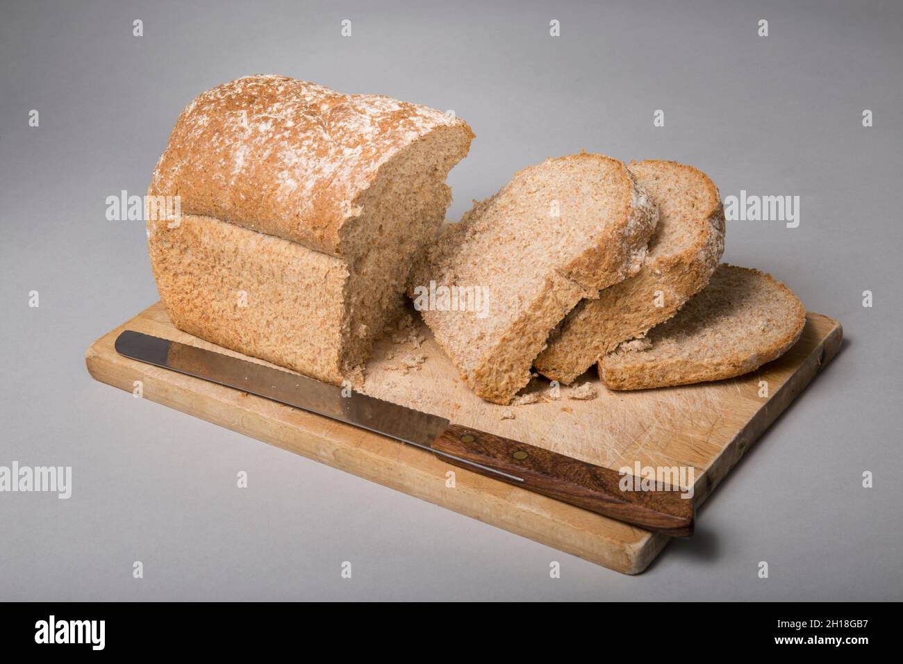 Laib geschnittenes Vollkornbrot Stockfoto