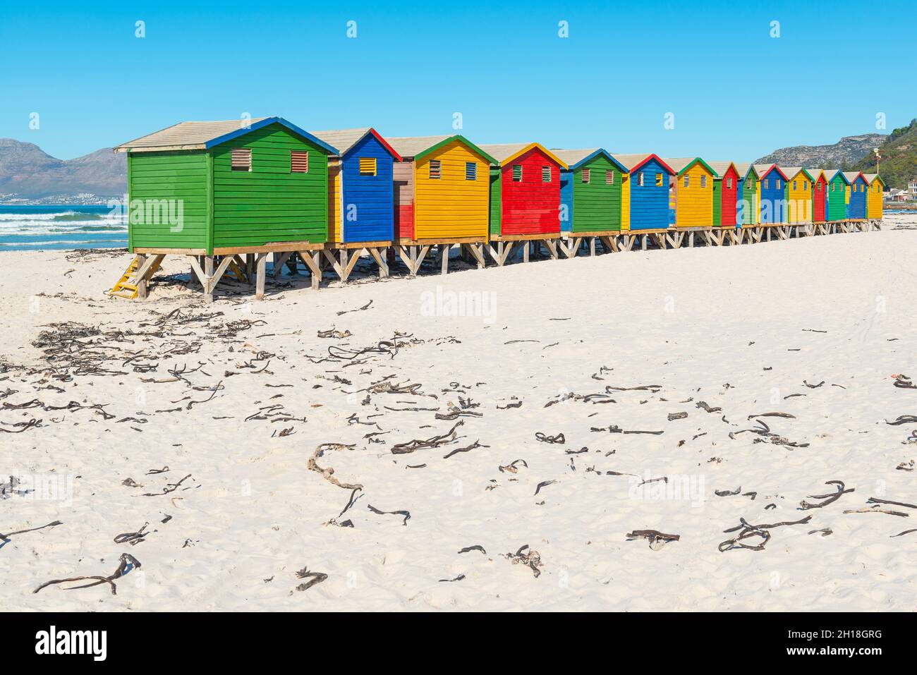 Bunte Strandhütten am Muizenberg Strand in der Nähe von Kapstadt, Südafrika. Stockfoto