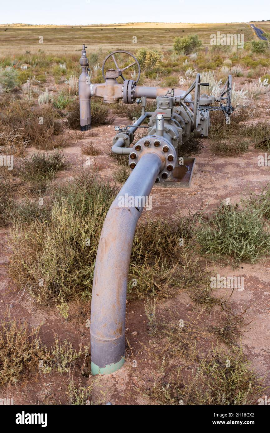 Eine Rohölsammelpipeline in einem Ölfeld in Utah. Stockfoto