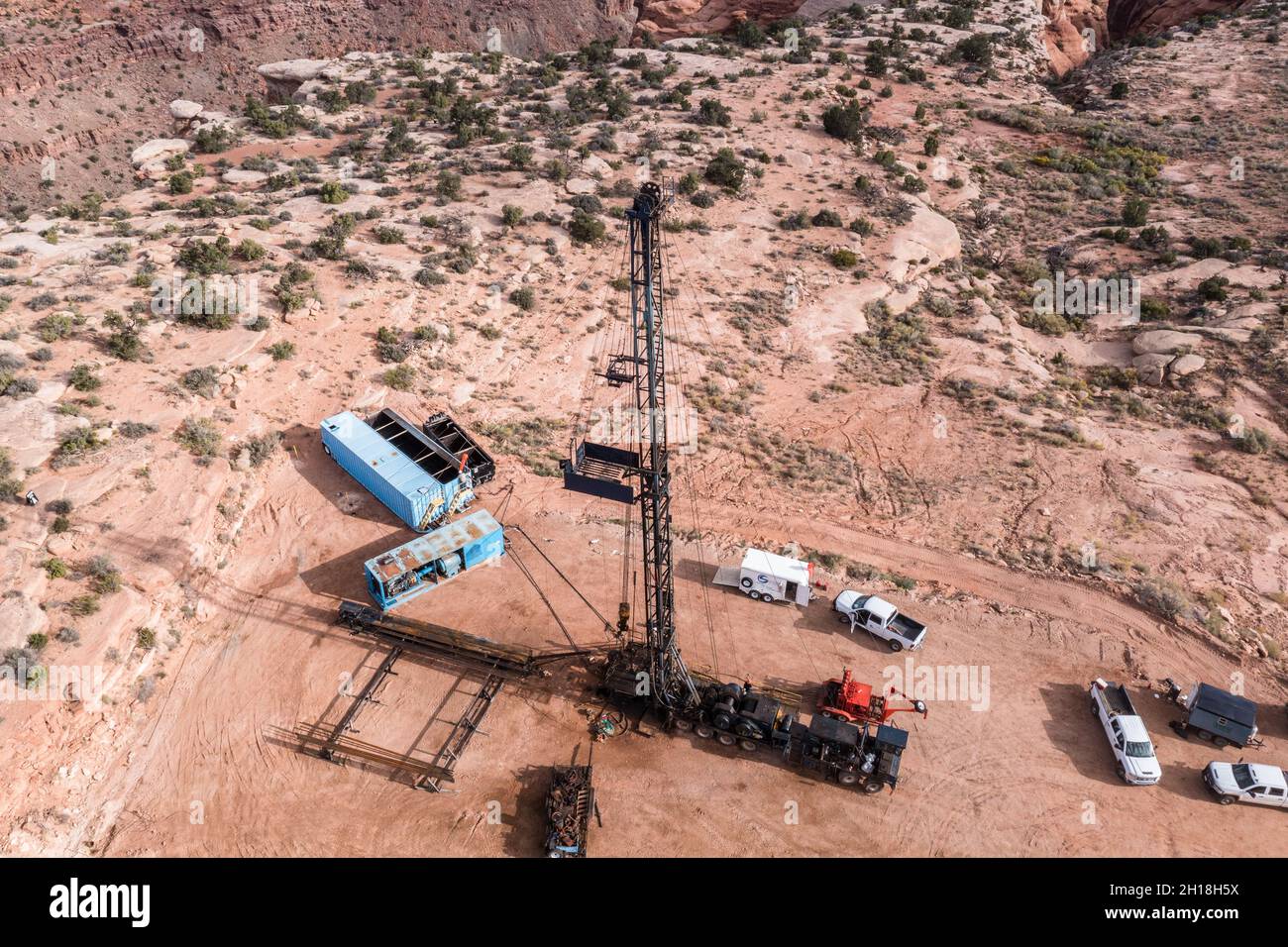 Eine Zieheinheit oder ein Überarbeitungs-Rig, die die Wartung eines Ölbohrlohs im Canyon-Land von Utah übernimmt. Stockfoto