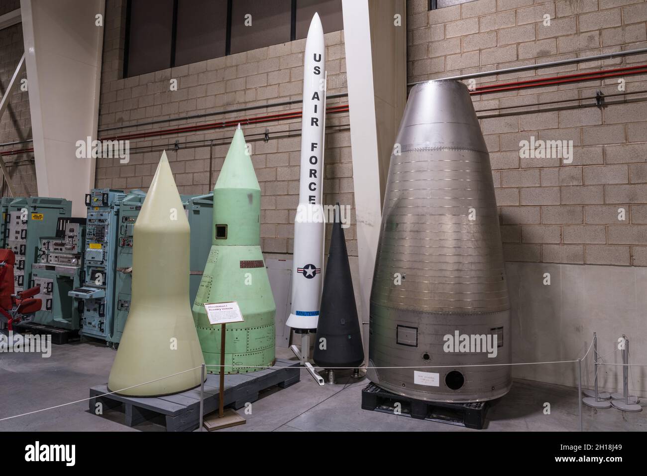 Rückfahrfahrzeuge für die interkontinentalen ballistischen Raketen Minuteman I (links) und Minuteman III (rechts). Hill Aerospace Museum. Stockfoto