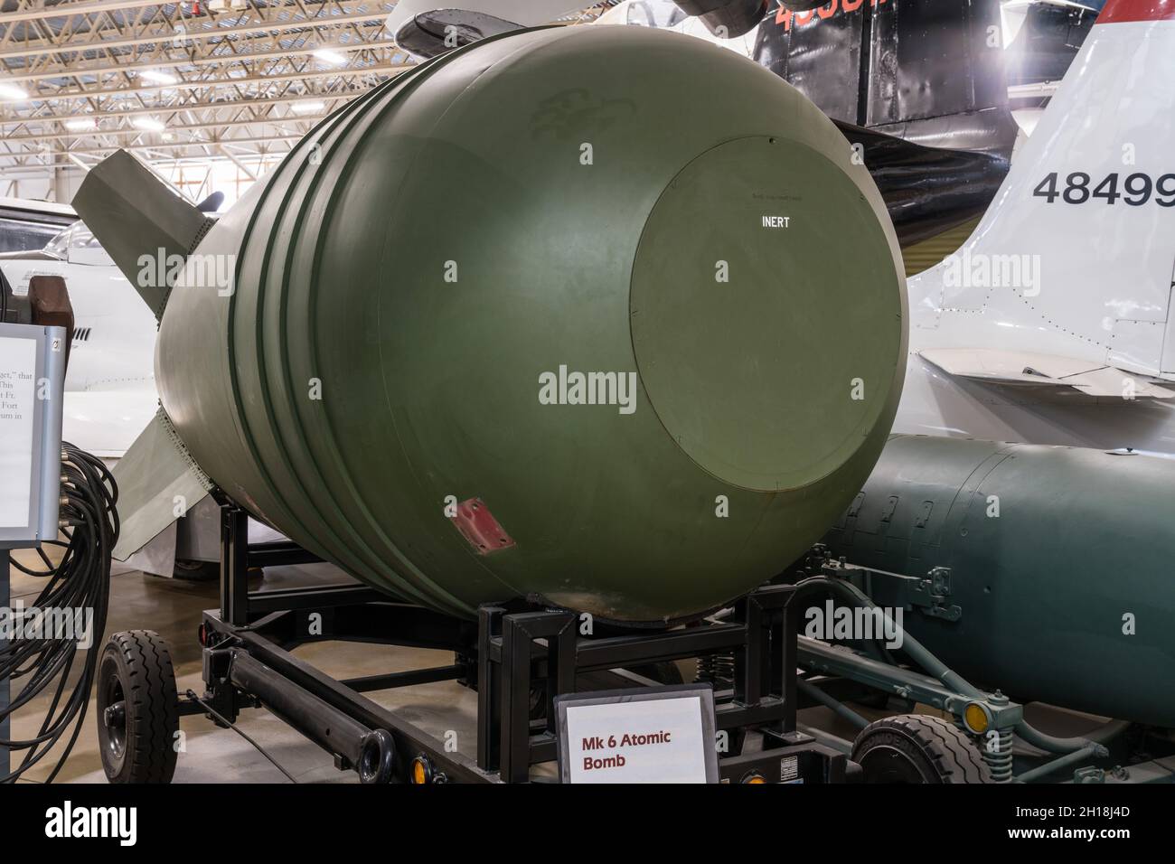 Ein inertes Mk 6 Atombombengehäuse im Hill Aerospace Museum. Stockfoto