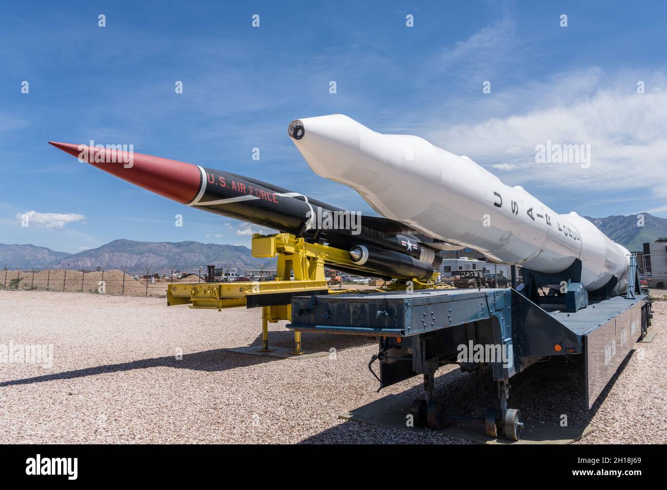 Eine interkontinentale ballistische Boeing LGM-30 Minuteman-I-Rakete im Hill Aerospace Museum. Dahinter steht eine Bomarc-Flugabwehr-Rakete. Stockfoto